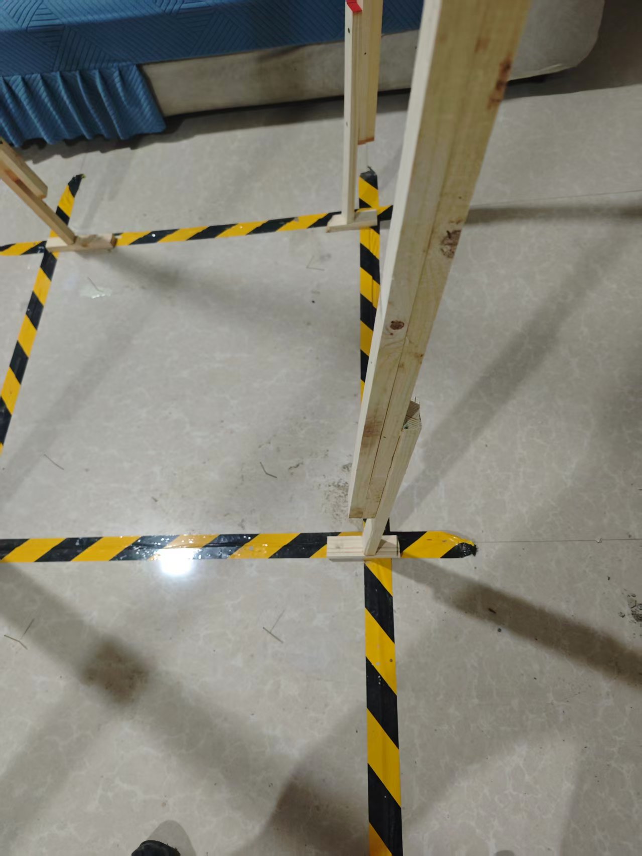 徐州铜山新区久隆凤凰城厨房墙砖空鼓检测，使用空鼓锤标记空鼓区域