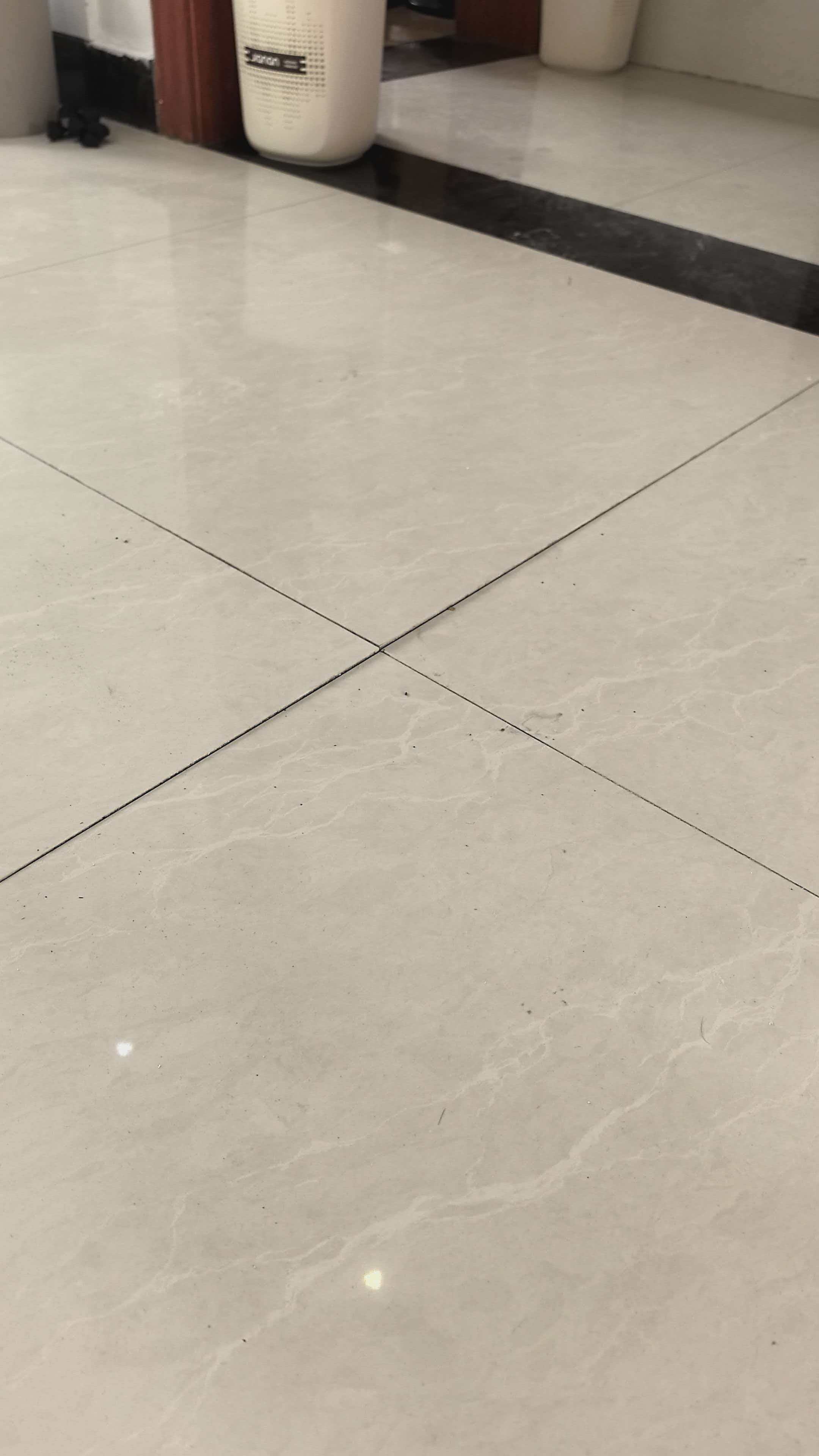 徐州云龙区东城丽景小区客厅地砖空鼓修复前，空鼓范围已用粉笔标记