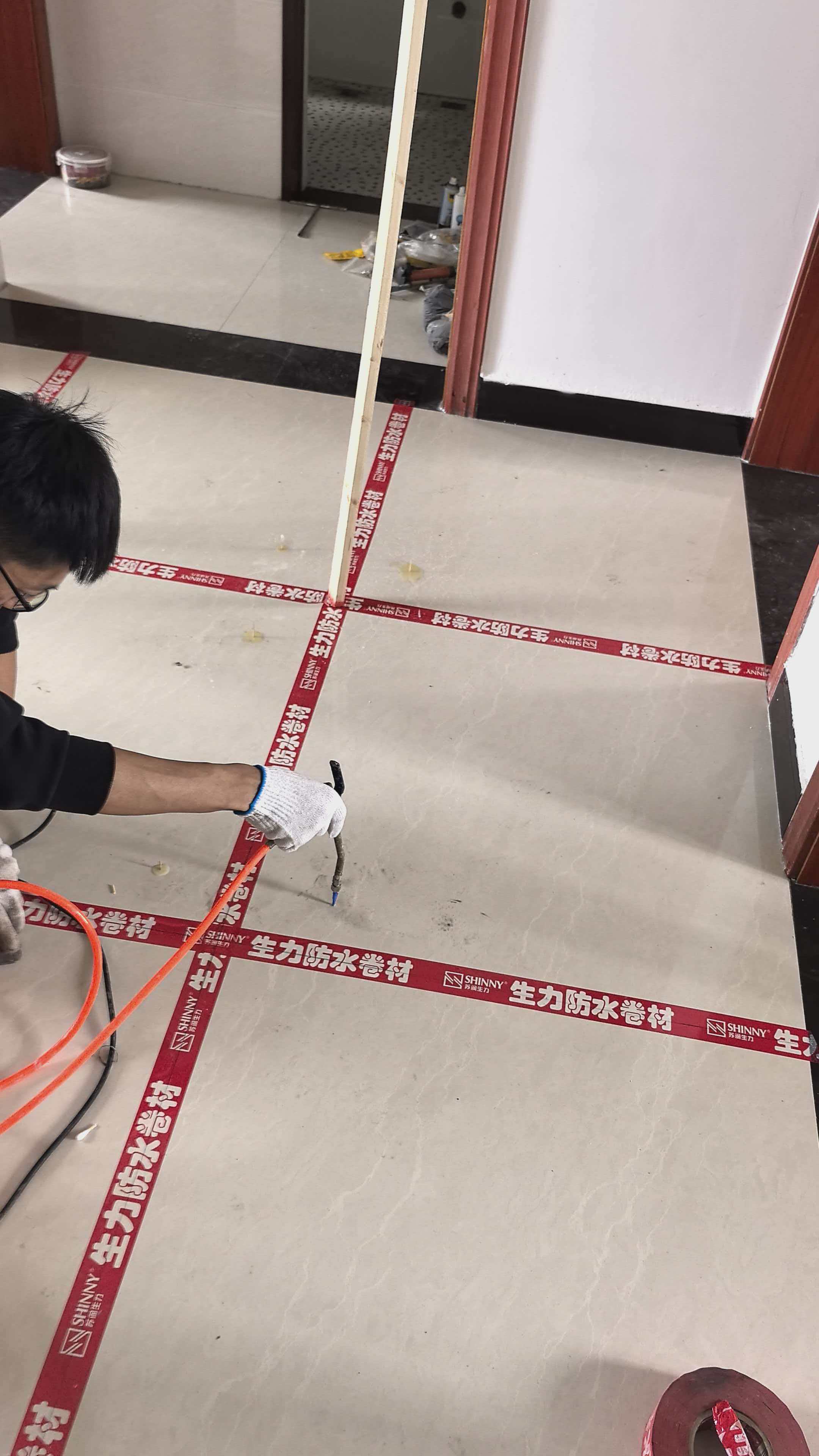 徐州云龙区东城丽景小区瓷砖空鼓修复施工中，分区域逐块进行微创注浆