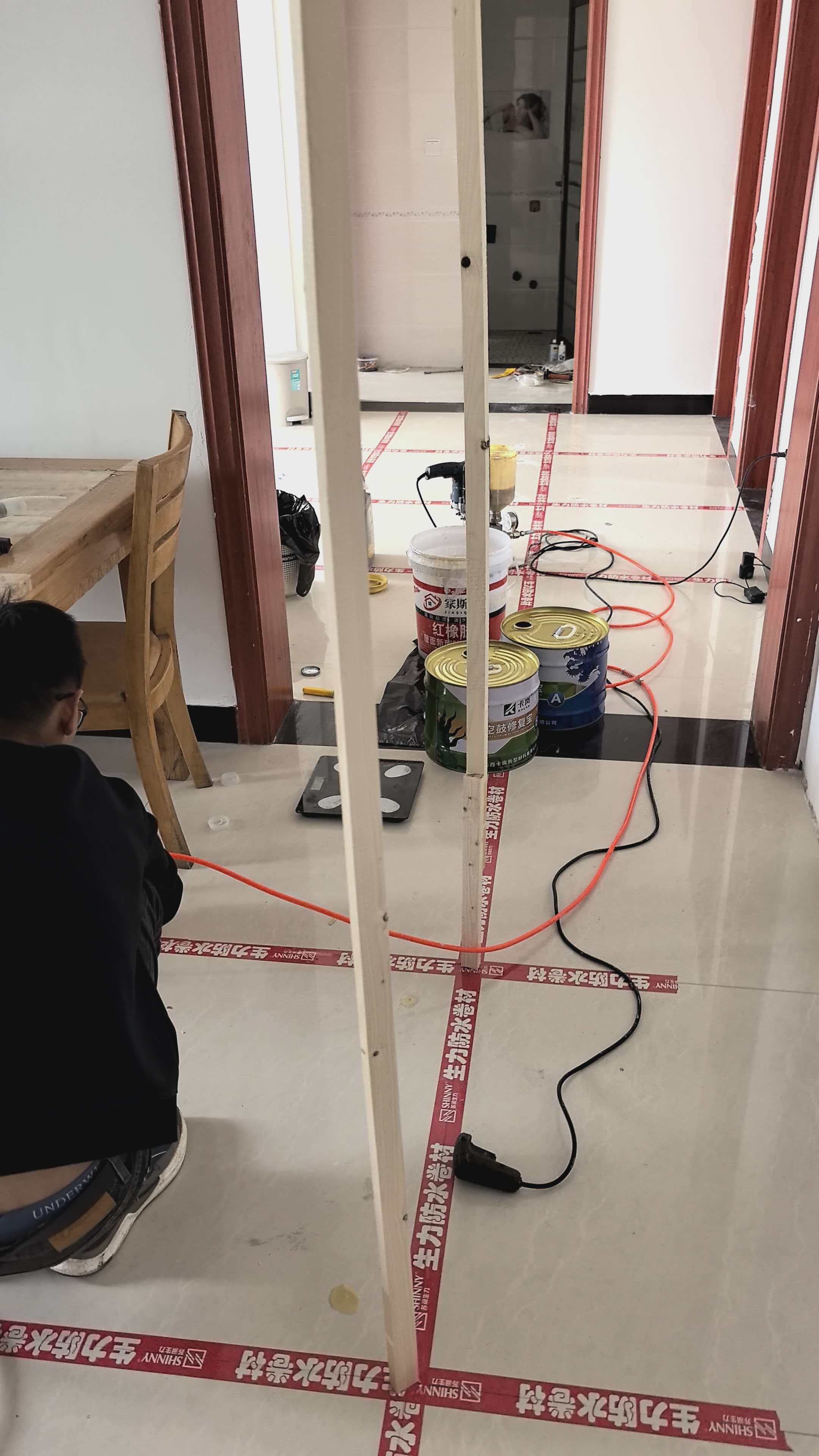 徐州徐矿城小区客厅地砖空鼓修复施工中，使用微创灌浆技术注入瓷砖胶