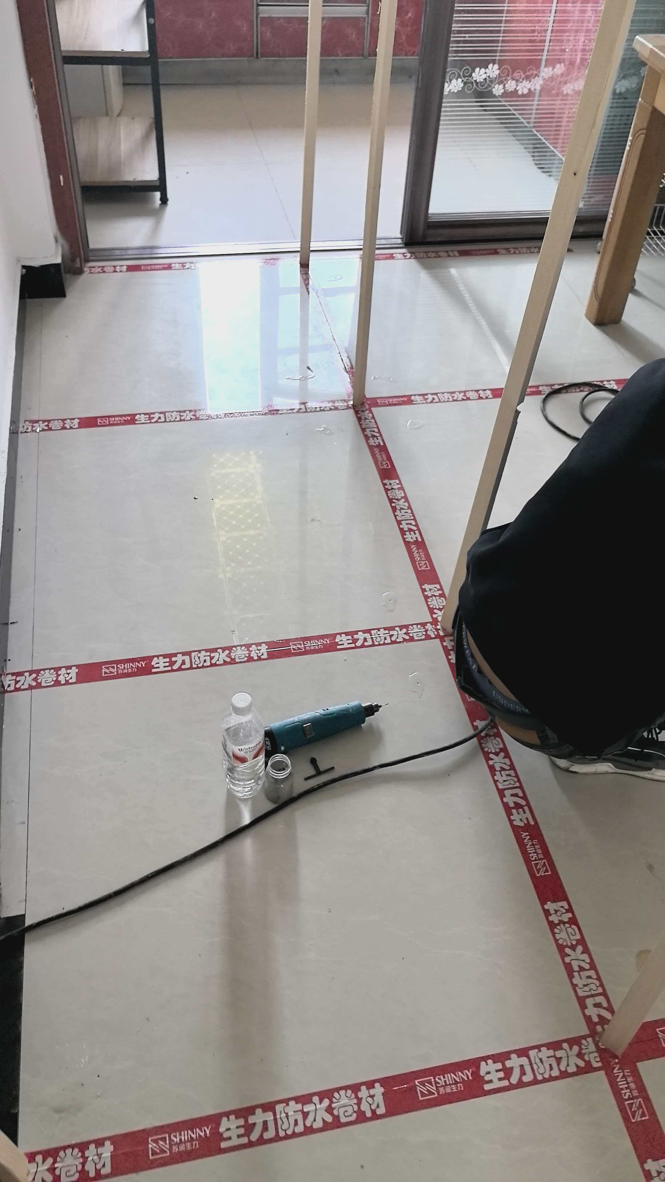 徐州徐矿城小区卫生间墙砖空鼓修复，专业师傅正在进行微创注浆作业